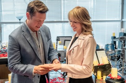 hallmarkchannel's tweet photo. We love that Debbie @DebbieGibson and Noah @RobertGant are always on the same page. These two are giving us major #couplegoals! #WeddingofDreams #DebHeads https://t.co/bgPI19uEUx