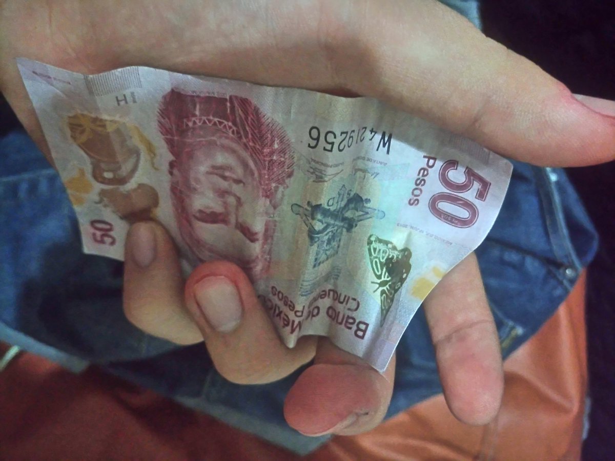 ad_rgz's tweet photo. Hoy sali con una chica, traia poco dinero, ella lo sabia y cuando veniamos de regreso me dio lo suficiente para el taxi, la deje en la puerta, me abrazo y me fui a mi casa, cuando llegue me di cuenta que puso en mi bolsa $50 más por si me hacia falta, amo esa chica https://t.co/kIh0GanNwr