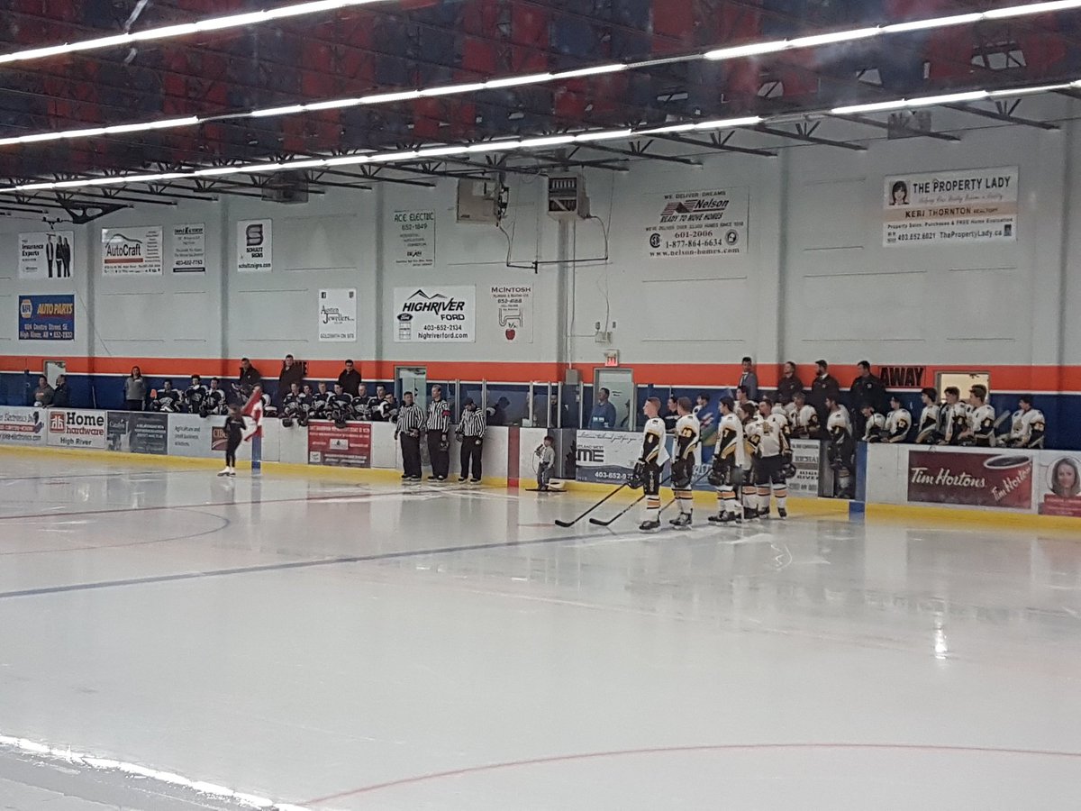 HRFlyers's tweet photo. Lil' 5 yr old cowboy 🤠 Casey Emmerson sang the anthem loud and proud!  

Lots of penalties on both sides. Wheatkings 6 Flyers 1. We'll get 'em next time! 👍

#HRFlyers #HighRiver #goflyersgo #foreveraflyer #HJHL #hockeyalberta #FlyersBuzz #juniorhockey https://t.co/1WXuhzJelM