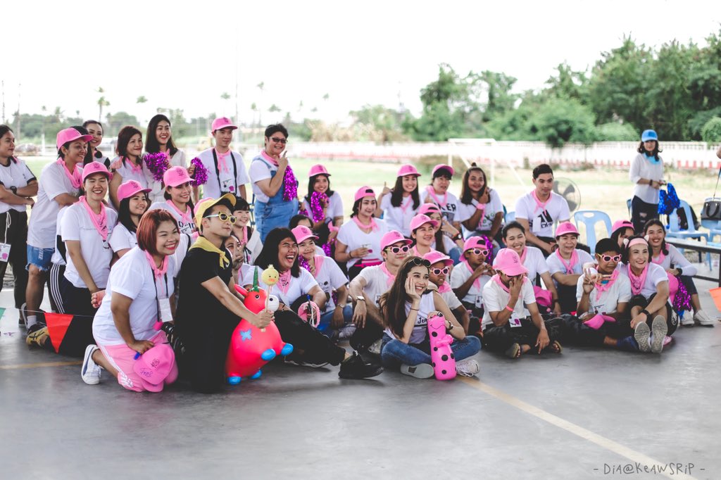keawsrip's tweet photo. ทีมสีชมพูและสีฟ้า แต่ดูเหมือนฟิลลิปจะอยู่ทุกสีเลยนะลูก @mootono_pk #TNTDFamilySportsday2018 https://t.co/BTe1pQP3gu