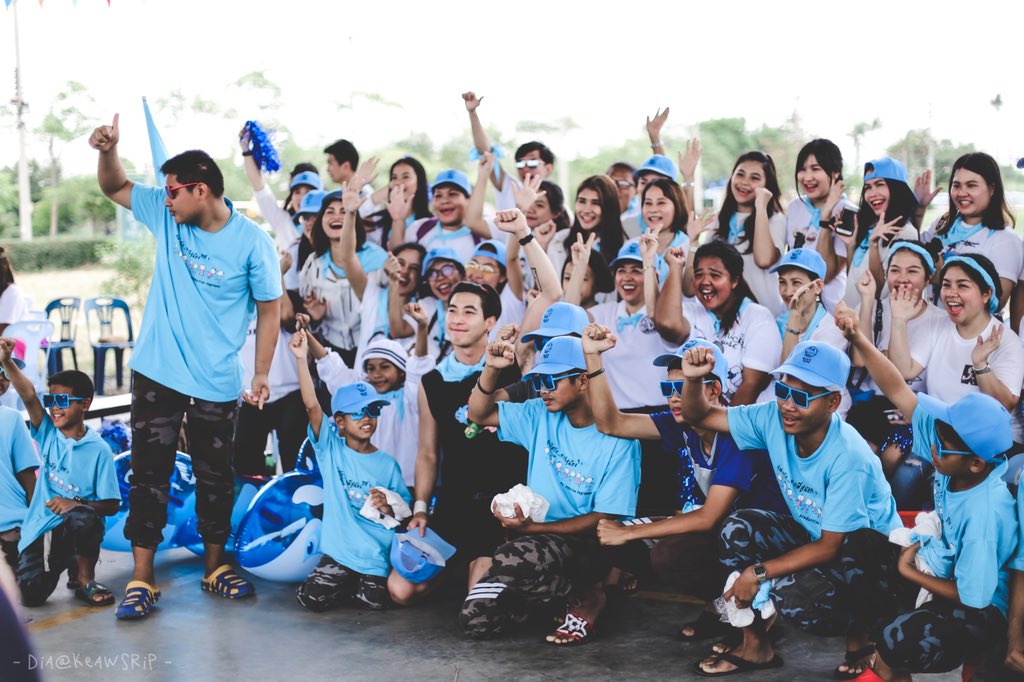 keawsrip's tweet photo. ทีมสีชมพูและสีฟ้า แต่ดูเหมือนฟิลลิปจะอยู่ทุกสีเลยนะลูก @mootono_pk #TNTDFamilySportsday2018 https://t.co/BTe1pQP3gu