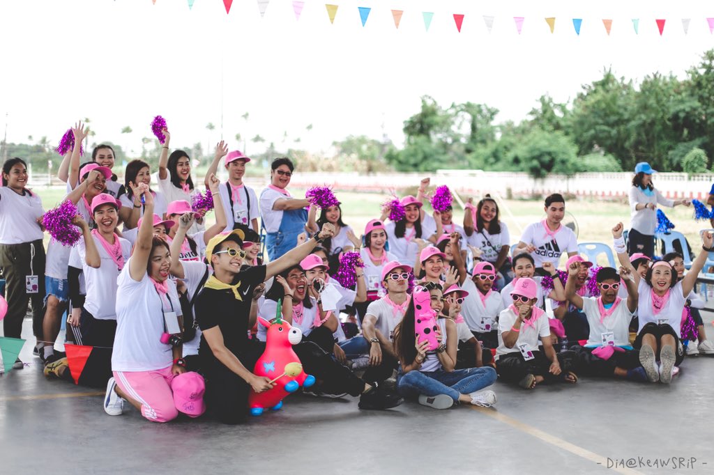keawsrip's tweet photo. ทีมสีชมพูและสีฟ้า แต่ดูเหมือนฟิลลิปจะอยู่ทุกสีเลยนะลูก @mootono_pk #TNTDFamilySportsday2018 https://t.co/BTe1pQP3gu