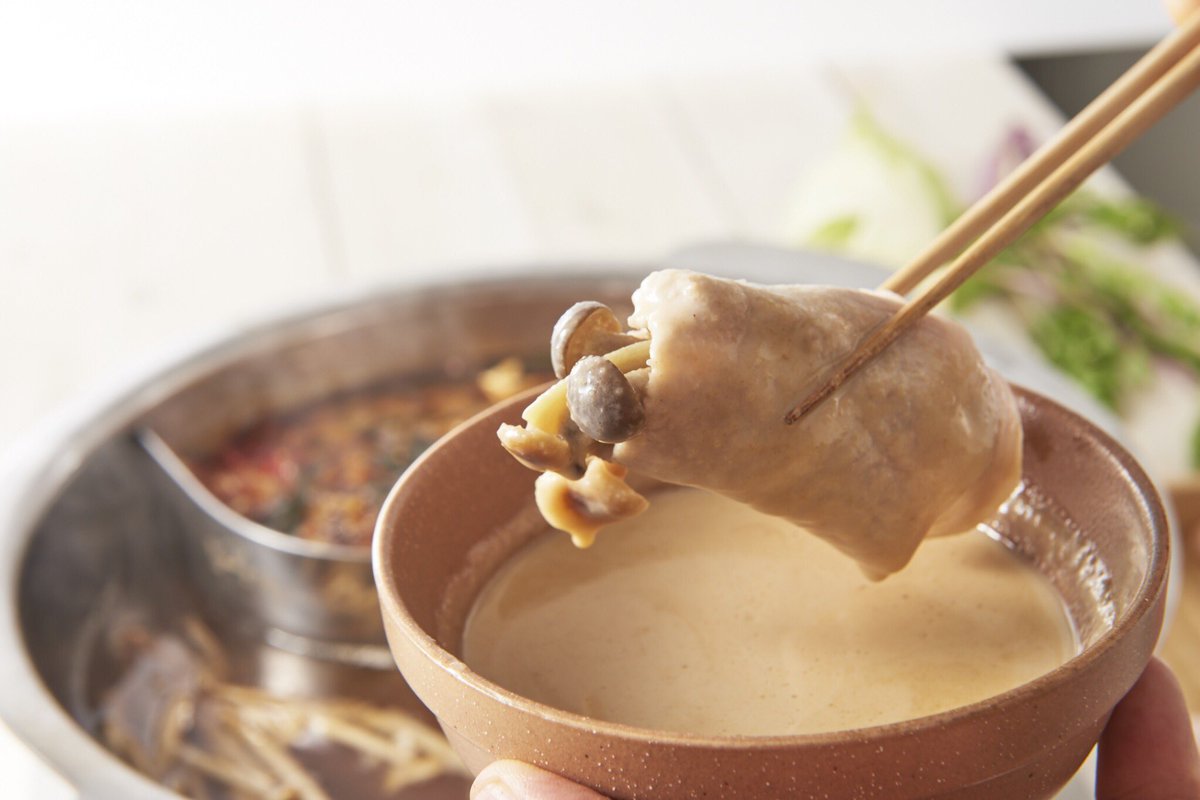 しゃぶしゃぶ温野菜 しゃぶしゃぶは色んなタレや薬味で味変できたり オリジナルの味を作れちゃうのも醍醐味ですよね みなさんはお気に入りの組み合わせなどありますか 私は ごまだれ ニンニク ラー油 という温野菜では王道の組み合わせが