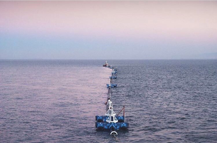 TuiteroSismico's tweet image. A partir de hoy comenzó a operar el #System001 Es el primer sistema de limpieza de los oceános y se dirige hacia la isla de plástico del Océano Pacífico. Todo lo recolectado irá a plantas de reciclaje ! Puedes seguir su trayectoria y saber más acá -&amp;gt; theoceancleanup.com