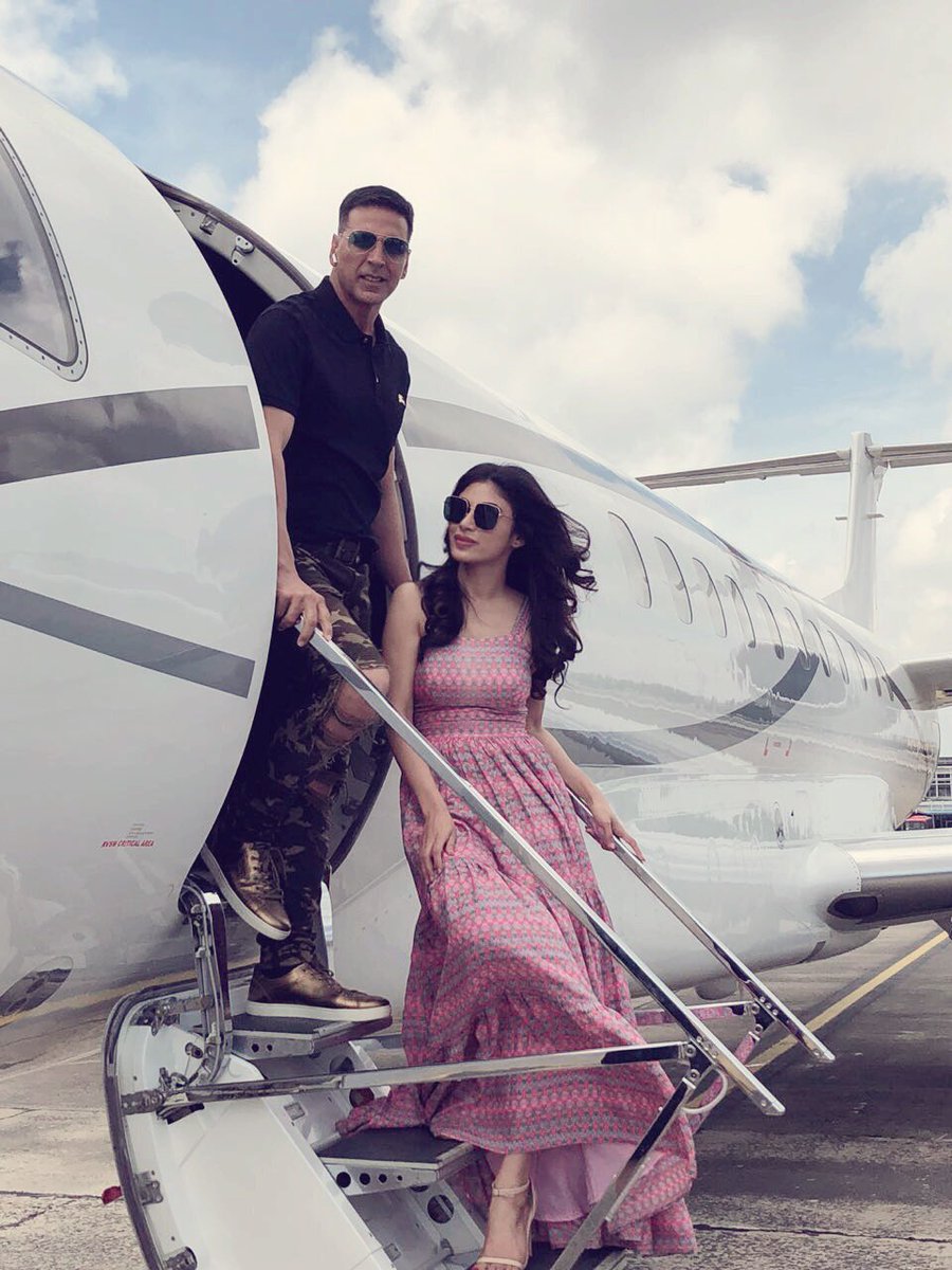 Roymouni's tweet photo. Happy happy birthday to our super human ,the man with a beautiful humble heart. @akshaykumar Sir , may your days always be filled with joyous songs, happy dances &amp; unconventional jumps. 🕺💃🏻❤️🌟💫🤗
Happy birthday 🎂 xx https://t.co/xovC3bB52j