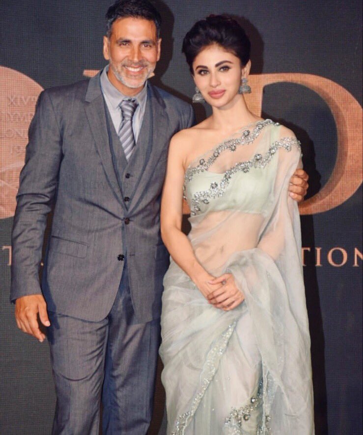 Roymouni's tweet photo. Happy happy birthday to our super human ,the man with a beautiful humble heart. @akshaykumar Sir , may your days always be filled with joyous songs, happy dances &amp; unconventional jumps. 🕺💃🏻❤️🌟💫🤗
Happy birthday 🎂 xx https://t.co/xovC3bB52j