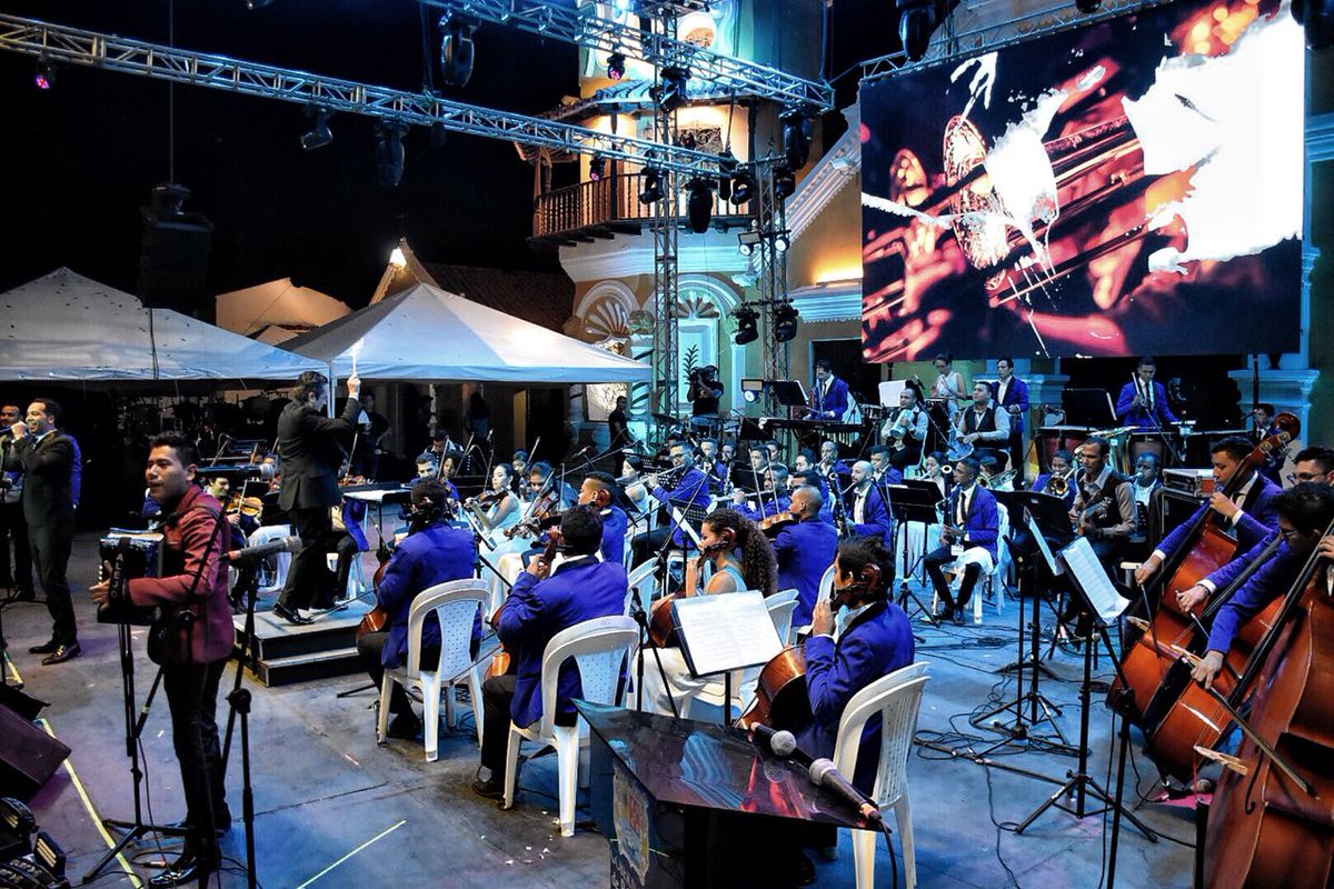 #UnibacEsMompoxJazz🎷 
La majestuosa orquesta <a href="/SinfoBolivar/">Sinfónica de Bolívar</a> junto al cantante vallenato <a href="/JakoboFonseca/">Jakobo Fonseca</a> abrieron con éxito la gala de clausura del VII #MompoxJazzFestival. Puro #TalentoUnibac. #Unibac18años 😉👏🏽