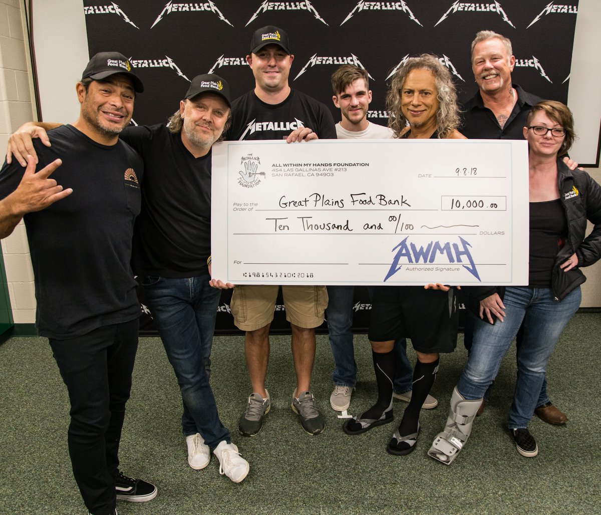 AWMHFoundation's tweet photo. Thanks to all the fans who attended the show in Grand Forks tonight, #AWMH is able to support @NDFoodBank in their endeavor to end hunger in North Dakota and western Minnesota through community partnerships. #MetallicaGivesBack https://t.co/rfNlpocflm
