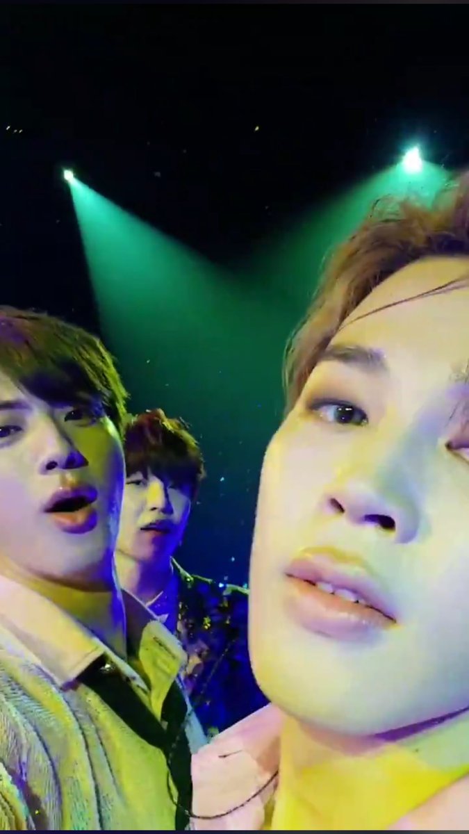 Fritz_Ceee's tweet photo. @BTS_twt When your friend wants to show your ugly face but you’re Park Jimin. 😍 https://t.co/l9R18UYr9a