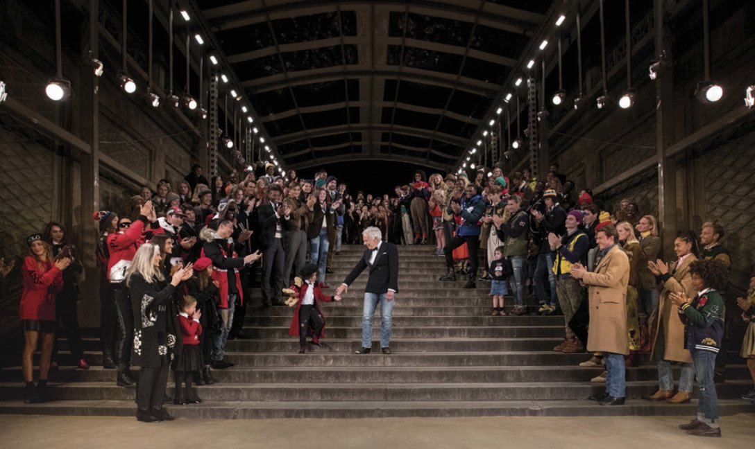 BazaarBR's tweet photo. #RL50: 10 coisas que amamos do desfile da Ralph Lauren. Grife comemora 50 anos em grande estilo durante a semana de moda de Nova York https://t.co/yEv8ANgo7x #moda #rauphlauren #desfile #novayork #bazaarama https://t.co/Rdt4K8sozd