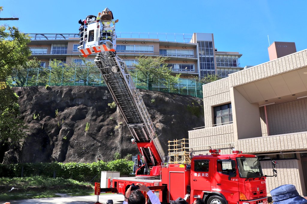 かわたく I M At 横浜市民防災センター In 横浜市 神奈川県 T Co 7cbmp6ewdu 横浜市消防局の救急の日イベント 救急消防フェア にくまモンが参戦 O 犬みたいなキャラ 横浜市の ハマくん も参戦 消防局のはしご車に乗せてもらったくまモン