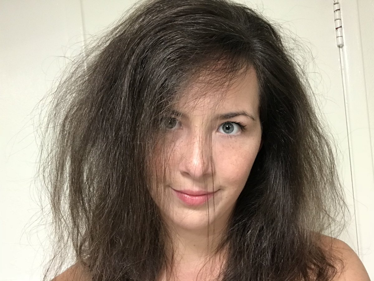PaigeRonanBatt's tweet photo. The face you make when itβs 6am after a long day of shooting and you still have to untangle your hair before bed... #slightlyunhinged #setlife #losangeles #backgroundlife https://t.co/abDsCxWR63