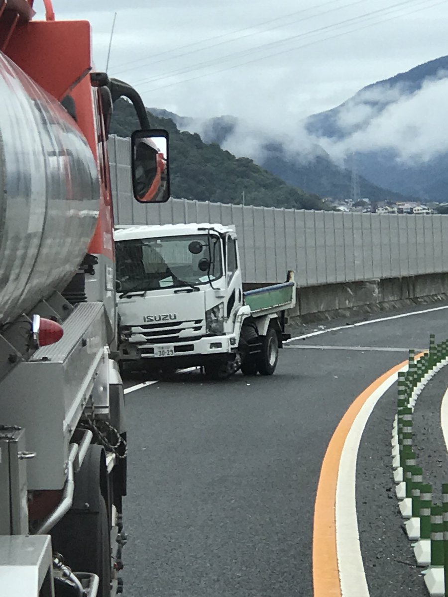 SaltRacing's tweet photo. 広島高速 単独事故
#事故
#広島
#高速 https://t.co/EfUeyZqj5g