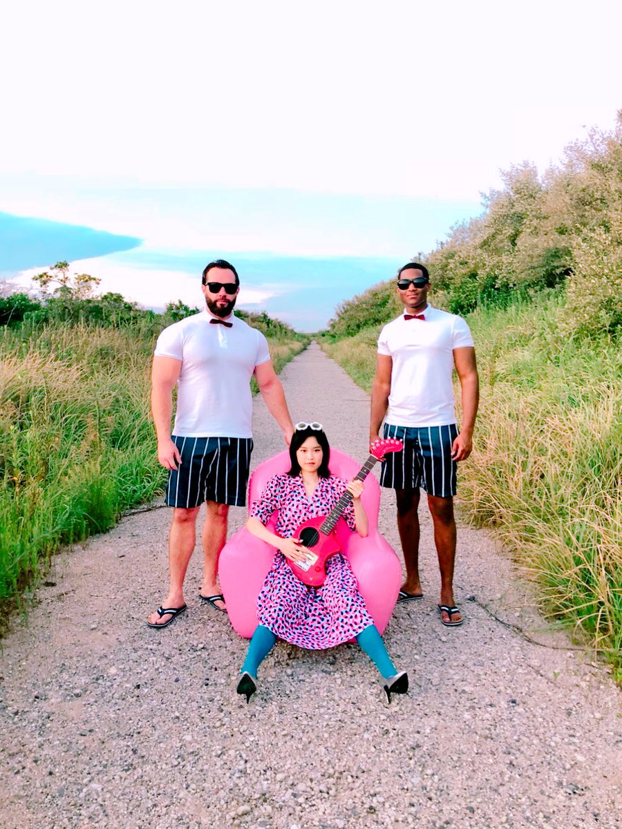 guita_rei's tweet photo. 9月5日にデジタルリリースした新曲《LAZY LOSER》のMVはご覧いただけましたか?ちなみに「アナザー・ジャケット・キャンペーン」と題して、YouTubeの映像をSHAREすると、LAZY LOSERの未公開で特別なジャケットが手に入ります。参加するしかない🐌 https://t.co/bq9poSZEjT #LLRei https://t.co/XDu6j4aay0