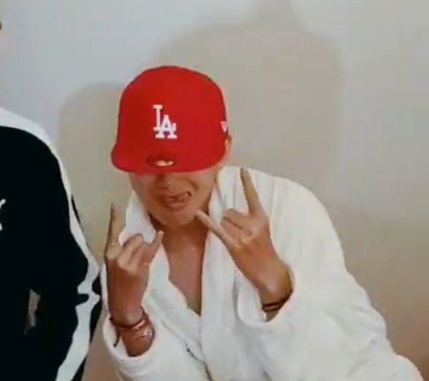 jhsvkook's tweet photo. um homem de estilo #PoseDaQuebrada @BTS_twt https://t.co/CvbU1SkEq4