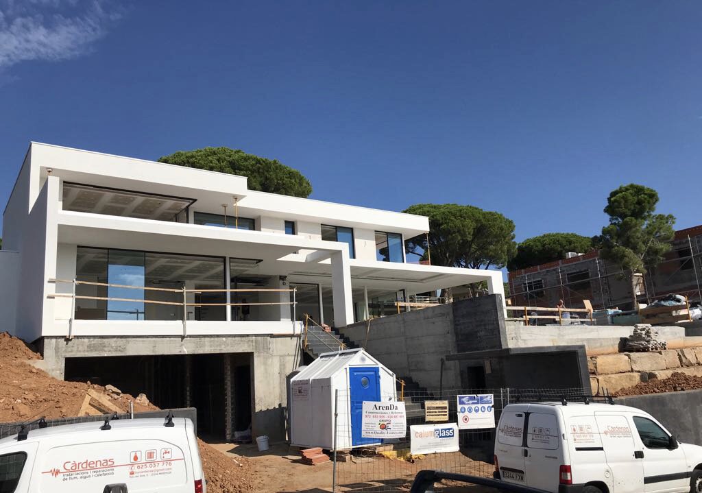 #Luxury villa with spectacular views under construction. ⚠🛠
Are you also looking to construct your dream #property, contact us for more information!