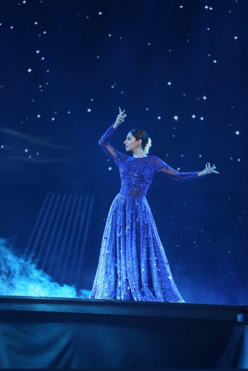 crabtalks's tweet photo. @TheMahiraKhan surely knows how to steel the show !! #HumAwards #HumAwards18 #MahiraKhan https://t.co/kILt1wYLye