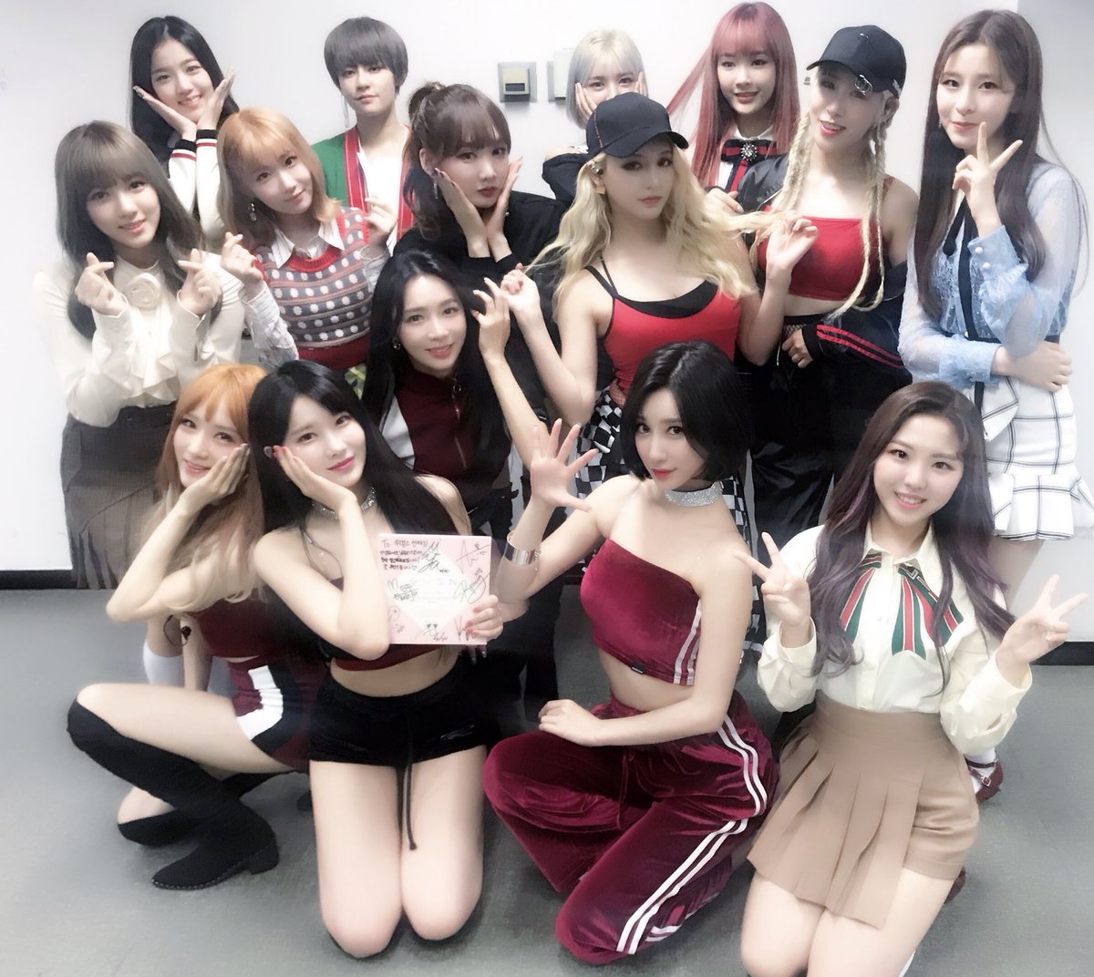 wegirls8's tweet photo. #위걸스 #공원소녀 잠시후 인기가요에서 만나요 ❤️ #wegirls and #GWSN https://t.co/rpBmNS8oFX