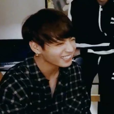 bts__ru_'s tweet photo. 大きいピアスと鎖骨の見える服クシャッとする笑顔流れる前髪血色のいい唇高い鼻筋可愛いエクボくりくりな瞳そして完璧な顎のライン 
大好きです https://t.co/UDKCWIVaQK