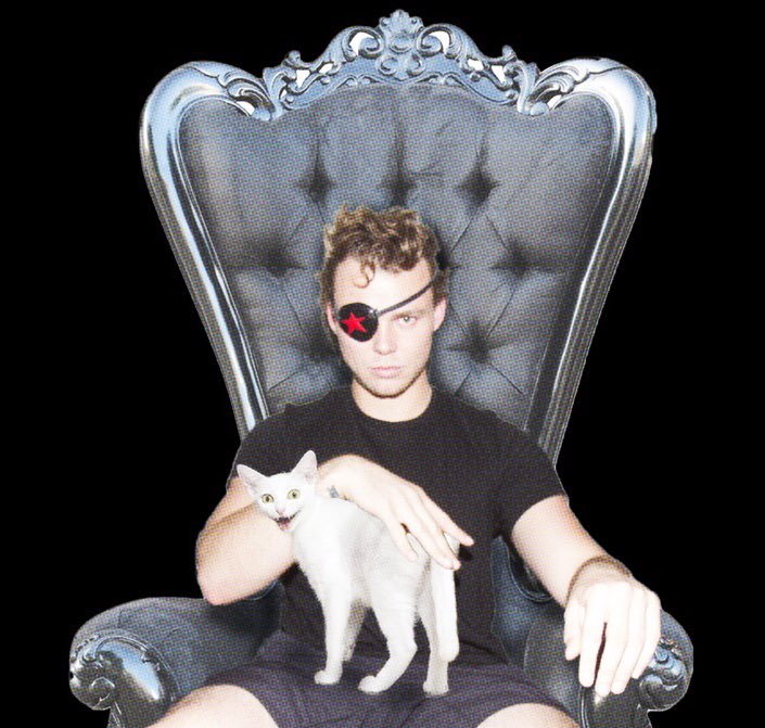 The5sosIndia's tweet photo. Ashton Fletcher Irwin, I thought you were allergic to cats https://t.co/6porHOQOdC