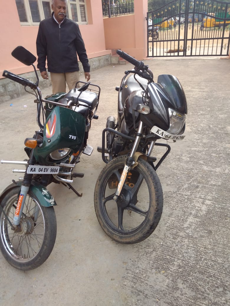 peenyatrfps's tweet photo. My Traffic cops chase and caught 2 Robbers. detained 2 Theft vehicles and snatched mobile....handed over to concerned https://t.co/LbA8Fl3Z1b