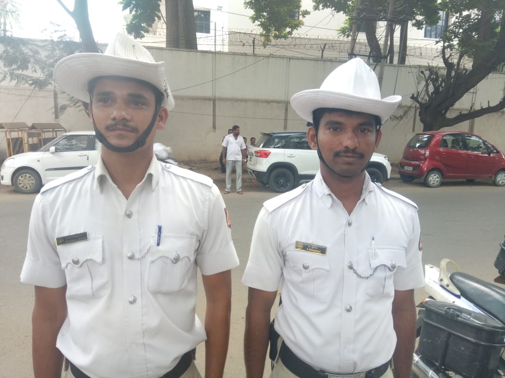 peenyatrfps's tweet photo. My Traffic cops chase and caught 2 Robbers. detained 2 Theft vehicles and snatched mobile....handed over to concerned https://t.co/LbA8Fl3Z1b