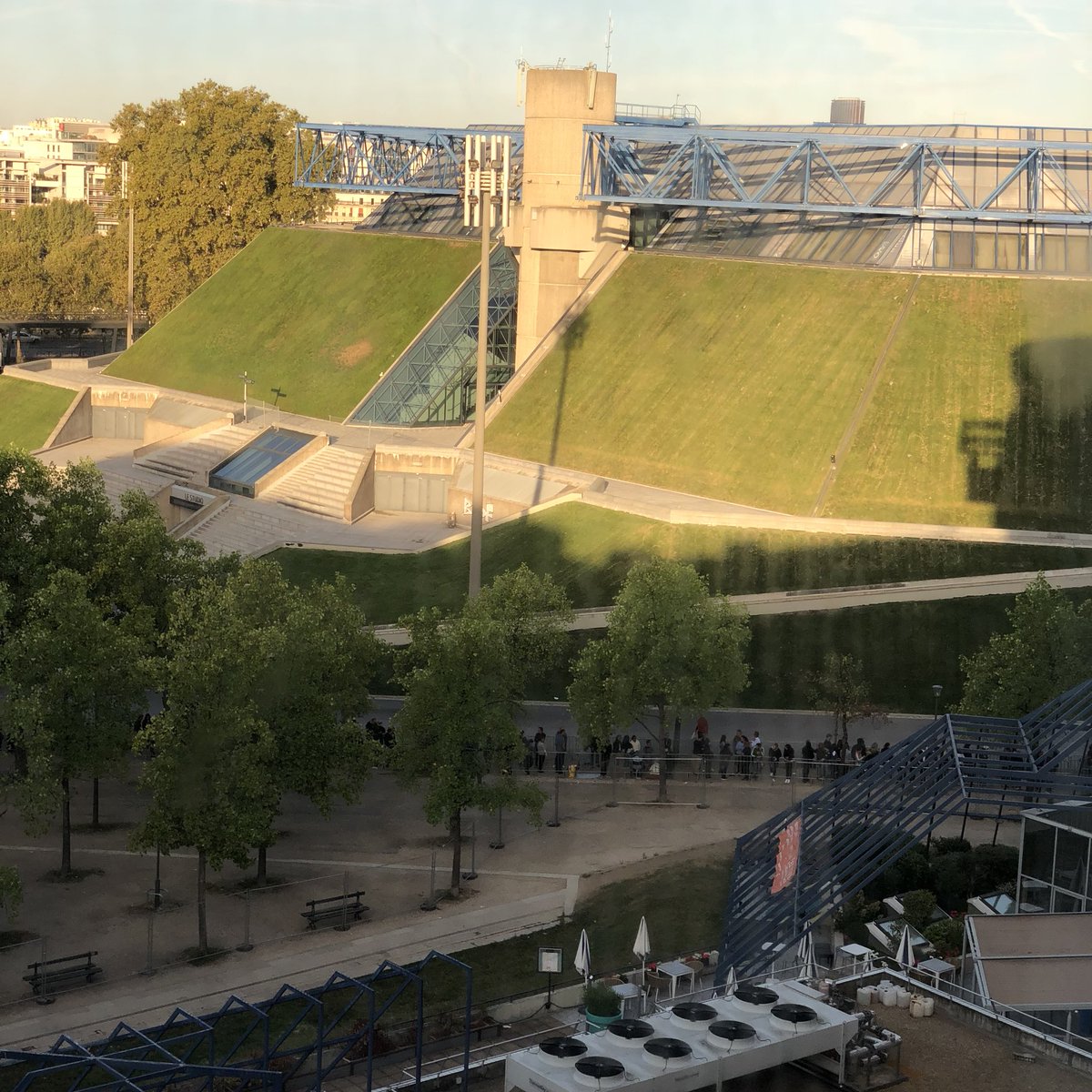 amalicet's tweet photo. Bon courage et bonne attente aux fans de @U2 qui sont déjà devant l’@AccorH_Arena pour le concert de ce soir... #U2 #U2eiTour #U2SongsOfExperience #Paris #AccorHotelsArena #U2Addict https://t.co/gn4v44m1u2
