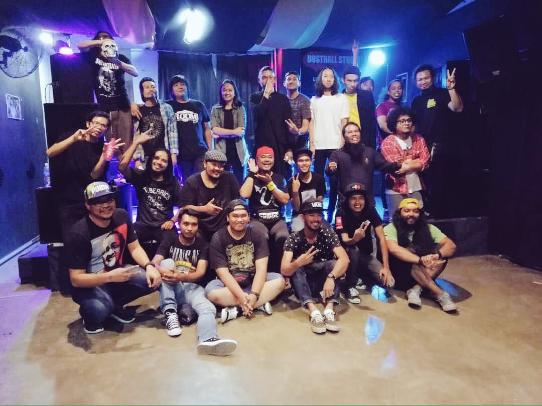 Alternative Rock Vol-2
Dusthall Studio, Seberang Jaya.
thanx Lebai Dusthall!
thanx all band!
keep music alive!
~la familia~