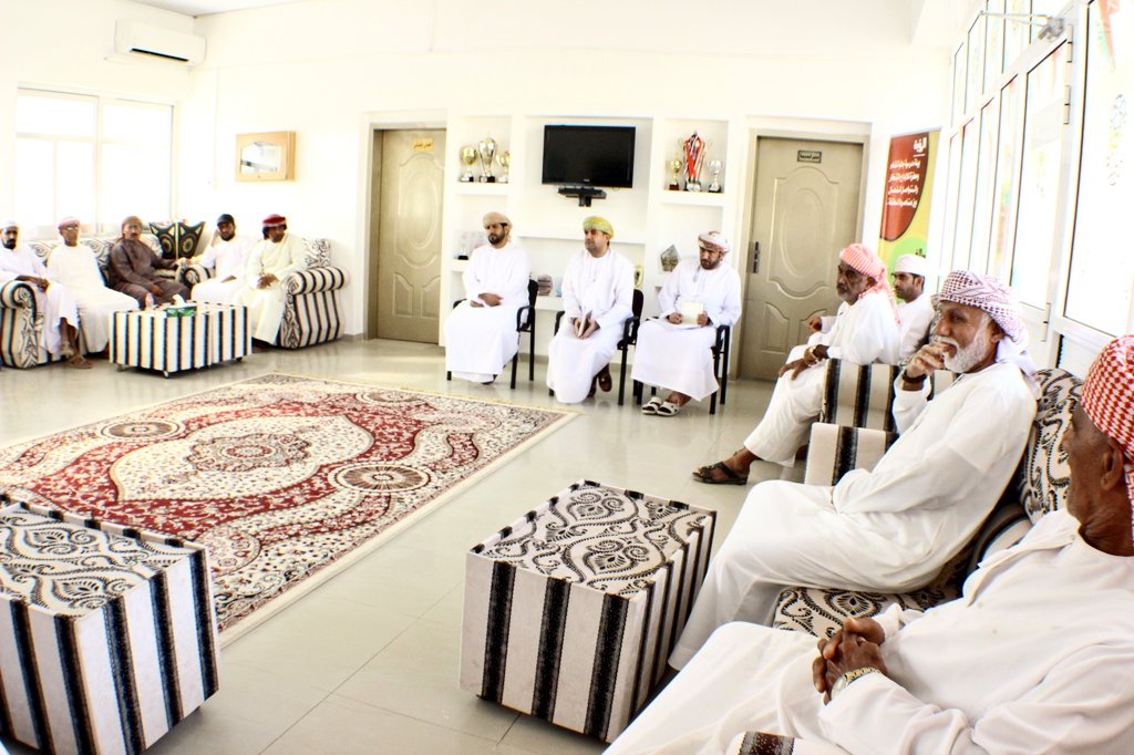 اجتماع مدير المدرسة مع سائقي الباصات لمناقشة خط سير الباصات، وتنظيم مناوبة السائقين. بالإضافة إلى توعيتهم بشروط الأمن والسلامة.
#خلك_في_السليم 
#المدرسة_النموذجية_المرورية