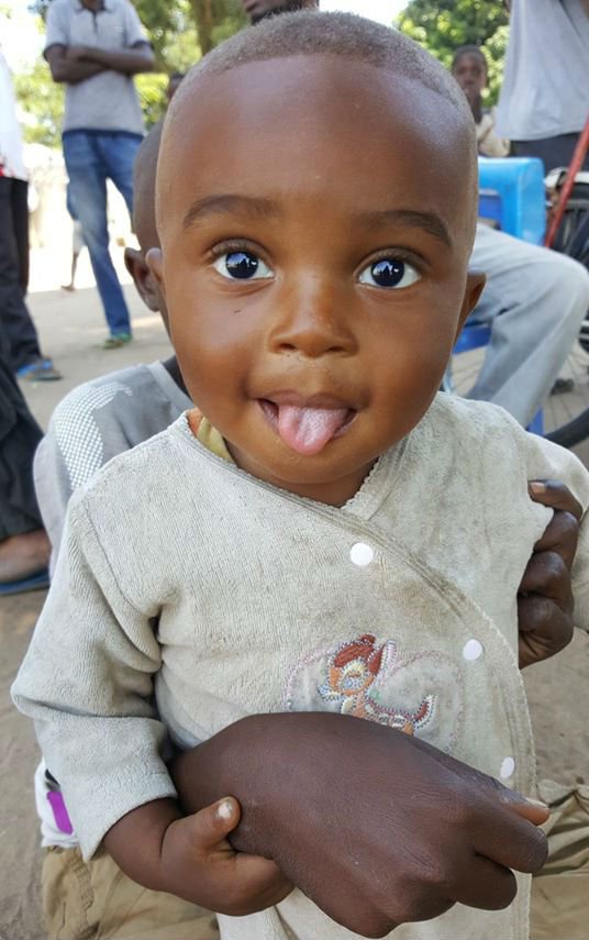UNICEF's tweet photo. 😜

This little one is waiting to get his polio vaccine at a camp for displaced people in DR Congo. @UNICEFDRC 

#VaccinesWork https://t.co/jNoS0Cx6iq