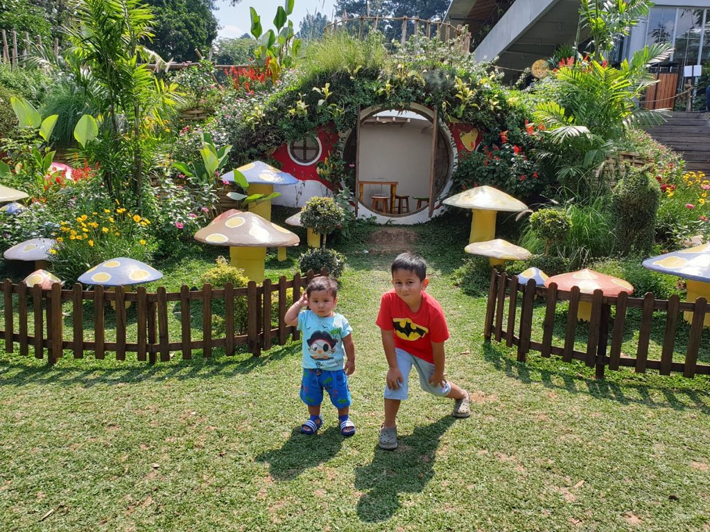 Made_wirawan's tweet photo. Our heroes... #ranwir #reynand with @c1kul
#sundayfunday #familycomesfirst #bandung https://t.co/51LEnqVP2o