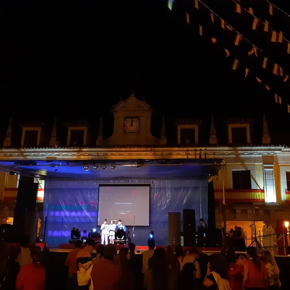 AytoBrunete's tweet photo. ¡Buenos días! Gran Noche MUSICAL la de de ayer en #Brunete. Karaoke🎤 en la Plaza Mayor -¡qué bien lo pasaron peques y mayores!- y última jornada del Concurso de DJ en el Templete. #Seguimos #VENTE #FelizDomingo 🎶 https://t.co/8lI1iMyXEk