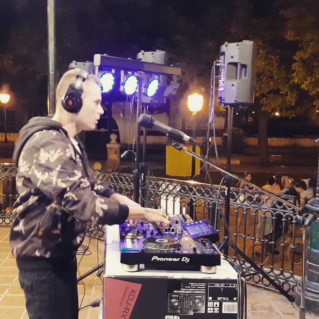 AytoBrunete's tweet photo. ¡Buenos días! Gran Noche MUSICAL la de de ayer en #Brunete. Karaoke🎤 en la Plaza Mayor -¡qué bien lo pasaron peques y mayores!- y última jornada del Concurso de DJ en el Templete. #Seguimos #VENTE #FelizDomingo 🎶 https://t.co/8lI1iMyXEk