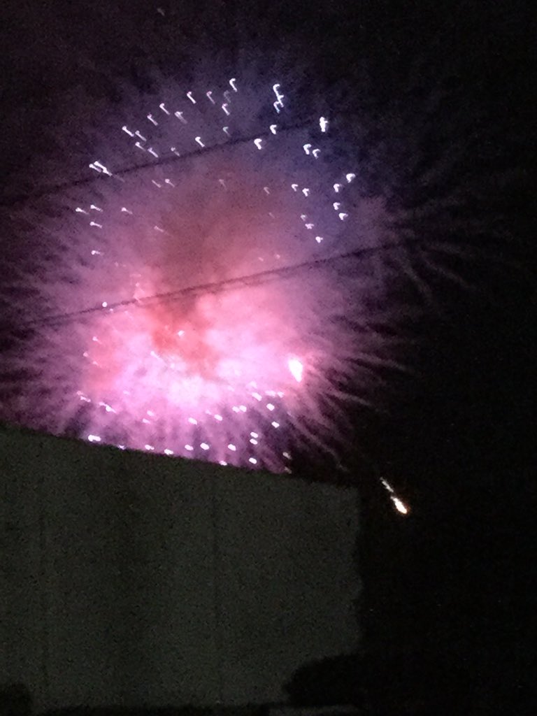 Haruna0809BTS's tweet photo. 昨日の白子の花火大会楽しかったー！最後雨に降られて、浴衣びしょびしょ😭
花火煙で全然見えない！
バックミュージック謎かったー！
#花火大会2018 
 #本物の双子 https://t.co/EaT7mJeFsn