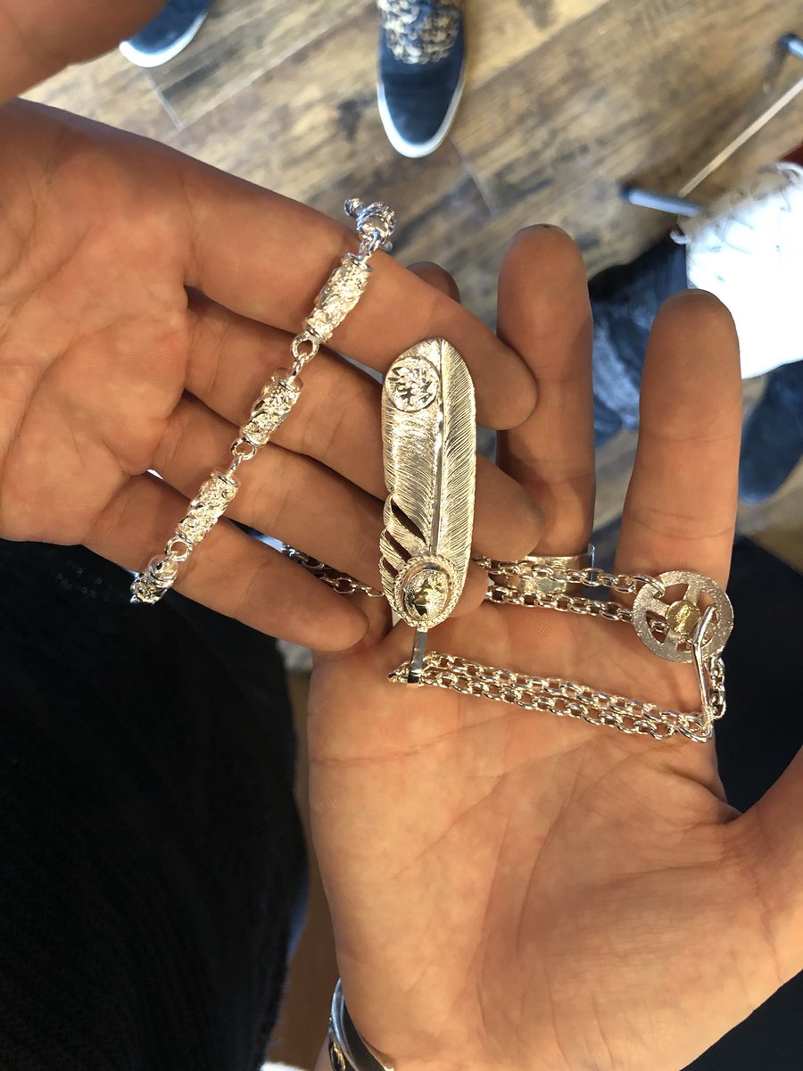 徳島洋二郎 今日はお世話になってる シルバーアクセサリーの Akat が福岡大名に店を オープンしたので行ってきた O O 笑 僕のブレスとネックレス 磨いてもらってピッカピカになった V笑 徳島洋二郎 今日はお世話になってる シルバーアクセサリーの Akat が福岡大名に店を オープンしたので行ってきた O O 笑 僕のブレスとネックレス 磨いてもらってピッカピカになった V笑
