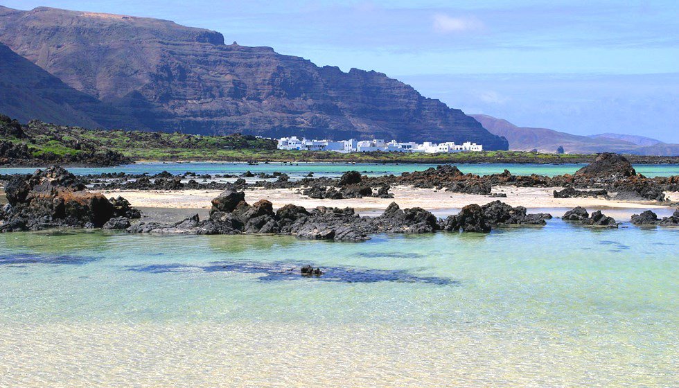 Island hopping on Canary islands! Read all about how to get around on your own between #Lanzarote, #Fuerteventura and La #Graciosa. #kanaren #inselhüpfen #islandhopping #ferryfuerteventura #ferrylanzarote #ferrylagraciosa… ticketsdirect-lanzarote.com/lanzarote-isla…