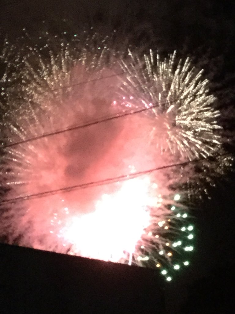 Haruna0809BTS's tweet photo. 昨日の白子の花火大会楽しかったー！最後雨に降られて、浴衣びしょびしょ😭
花火煙で全然見えない！
バックミュージック謎かったー！
#花火大会2018 
 #本物の双子 https://t.co/EaT7mJeFsn