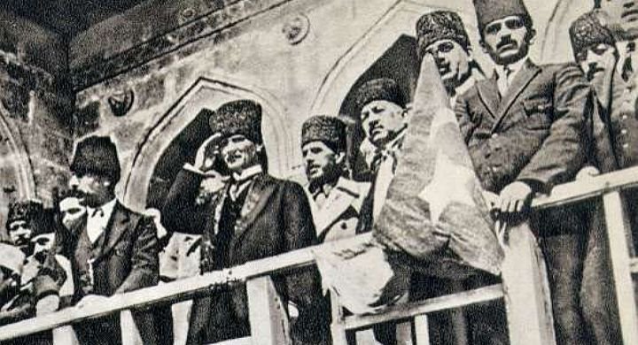 gokhanbozkurt09's tweet photo. Büyük Türk Milletinin,ilk kurşunu attığı yerde son sözünü söylediği gündür 9 Eylül.Emperyalizmi denize döken Başkomutan Atatürk ve silah arkadaşlarına saygı,rahmet ve minnetle..Doğum günün kutlu olsun güzel İzmir.
İzmir 'in,İzmirli'nin,hepimizin Kurtuluş Günü kutlu olsun.
#9Eylül https://t.co/pcKhwKPmVy