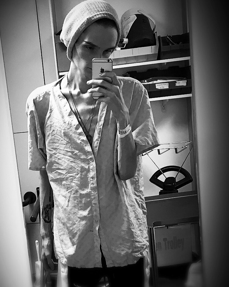 helloitstomhere's tweet photo. Being able to stand up still feels strange.. but so so good ☺️👌💪 https://t.co/lKGfYuQkym