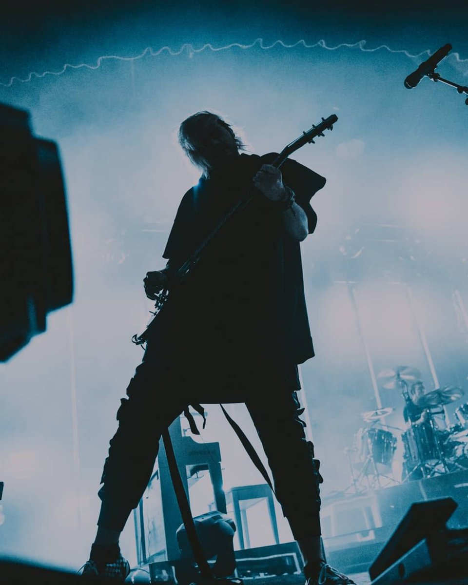 5SOSUpdatingFam's tweet photo. 5sos on stage tonight (via @Allie_Mischen ) https://t.co/hk0JiAJVKX