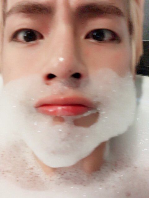 haruharu_w_bts's tweet photo. TAEHYUNG
09.09.2018 {04:27PM KST} 
✎ A beard man 

Kkeu https://t.co/wmb0e8rJW0