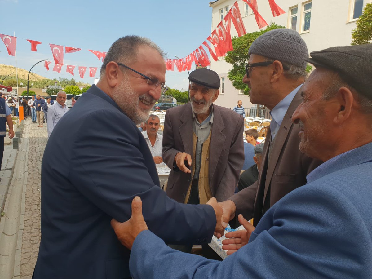 OsmanGulacarTR's tweet photo. Bugün Kültür ve Turizm Bakanımız Sayın @MehmetErsoyTR'un da katılımıyla Akdamar Adasında düzenlenen ayine misafir olduk. Ayinin ardından Gevaş Belediyesi ve Valiliğimizin düzenlemiş olduğu "Sevgi Sofrasında" buluştuk. https://t.co/KAjaWF5o6y