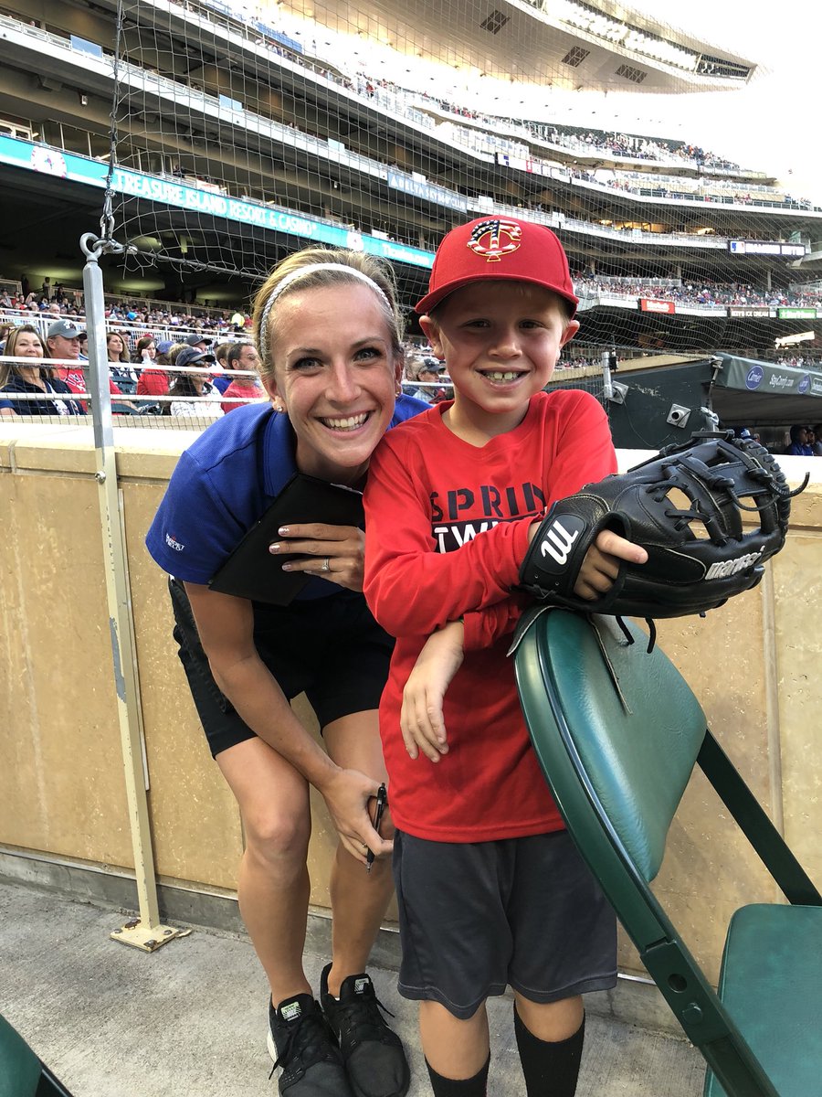 When seeing @CarlyRothstein is your favorite part of the game, of course you get a picture. #FavoriteTeacher