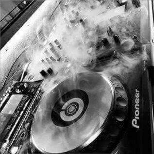 Michael09794169's tweet photo. Dj smoke's the set is on fire ❤️🔥🔥🤞🤞🔥🔥🙈 https://t.co/5WKnP6AlJF