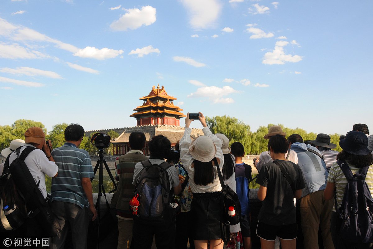 CGTNOfficial's tweet image. As Beijing welcomes its best climate, the corner tower, one of the landmarks of the Palace Museum, is attracting many photography enthusiasts