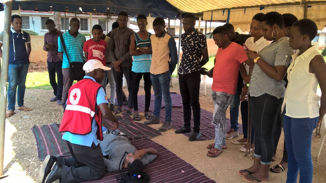 UgandaRedCross's tweet photo. #WFAD2018 our trained first aiders demonstrating how first aid can save someone's life. We rescue, give a life saving touch before we refer for further management. Life has no spare parts. #Firstaid #Saveslife @WHOUganda @IFRCAfrica @BrianBilalK1@UNICEFUganda @MinofHealthUG https://t.co/t5DVNYkn9c