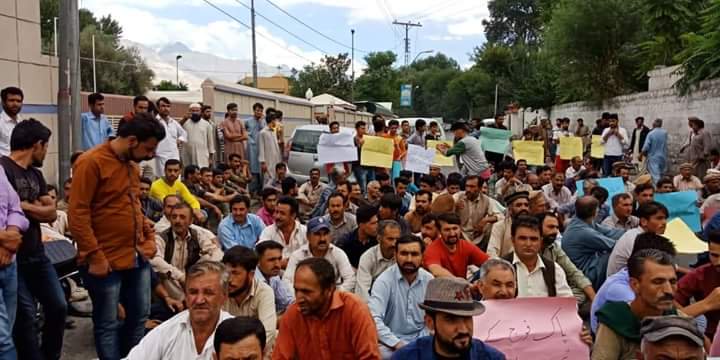 GilgitiGadero's tweet photo. GILGIT BALTISTAN: #NasirabadYouth protest against illegal occupation on minerals/resources by #MehmandDadaCompany and local administration outside #gilgit press Club.
#EndColonialRoles
Via @azeem_hunzai 
........
@UN @unhrcpr @hrw @HRCP87 @atifthepoet @zahoorhunzai @zaighamGB https://t.co/CP8IZf1lCs