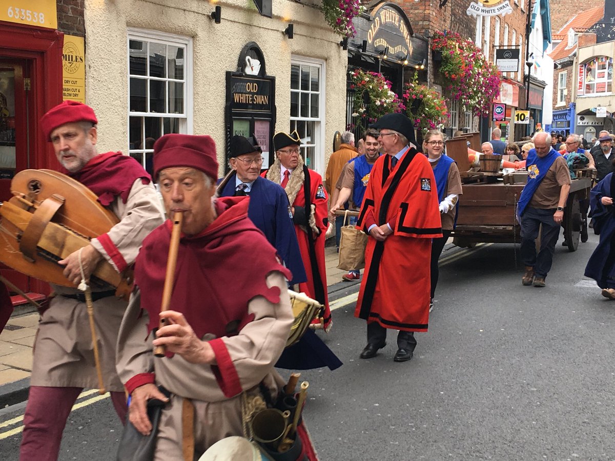 philbodmer's tweet image. The intriguing spectacle of the #York Waggon Plays, drawing the crowds in St Sampson’s Square