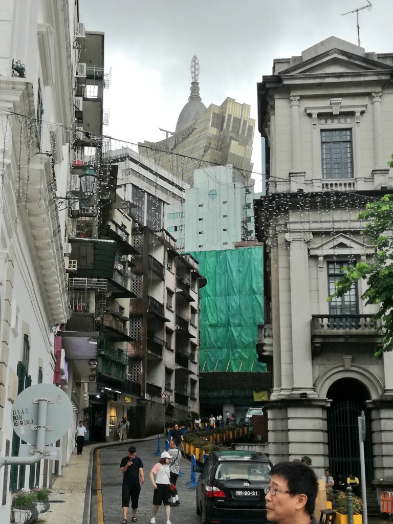 うちゃか マカオの至る所で見ることができる Cg合成ミス のような光景 奥はカジノホテルリスボン 手前はポルトガル 植民地時代の影響を強く残す歴史地区 とんでもない歴史の移り変わりに対応してきた地域がマカオ そして ポルトガルが日本の石見銀山を