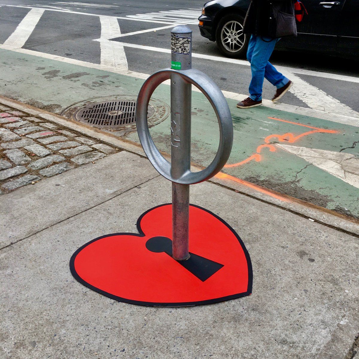 TheSoulfulEMU's tweet photo. Street artist turns everyday urban objects into something special 😍
For Tom Bob, things like bike racks, parking meters, sewer grates and metal pipes are just blank canvases 👏
#keytoyourheart #newyorkcity #Leadership
#LifeHacks #BIZBoost 🚀 https://t.co/jLyC24hd2J